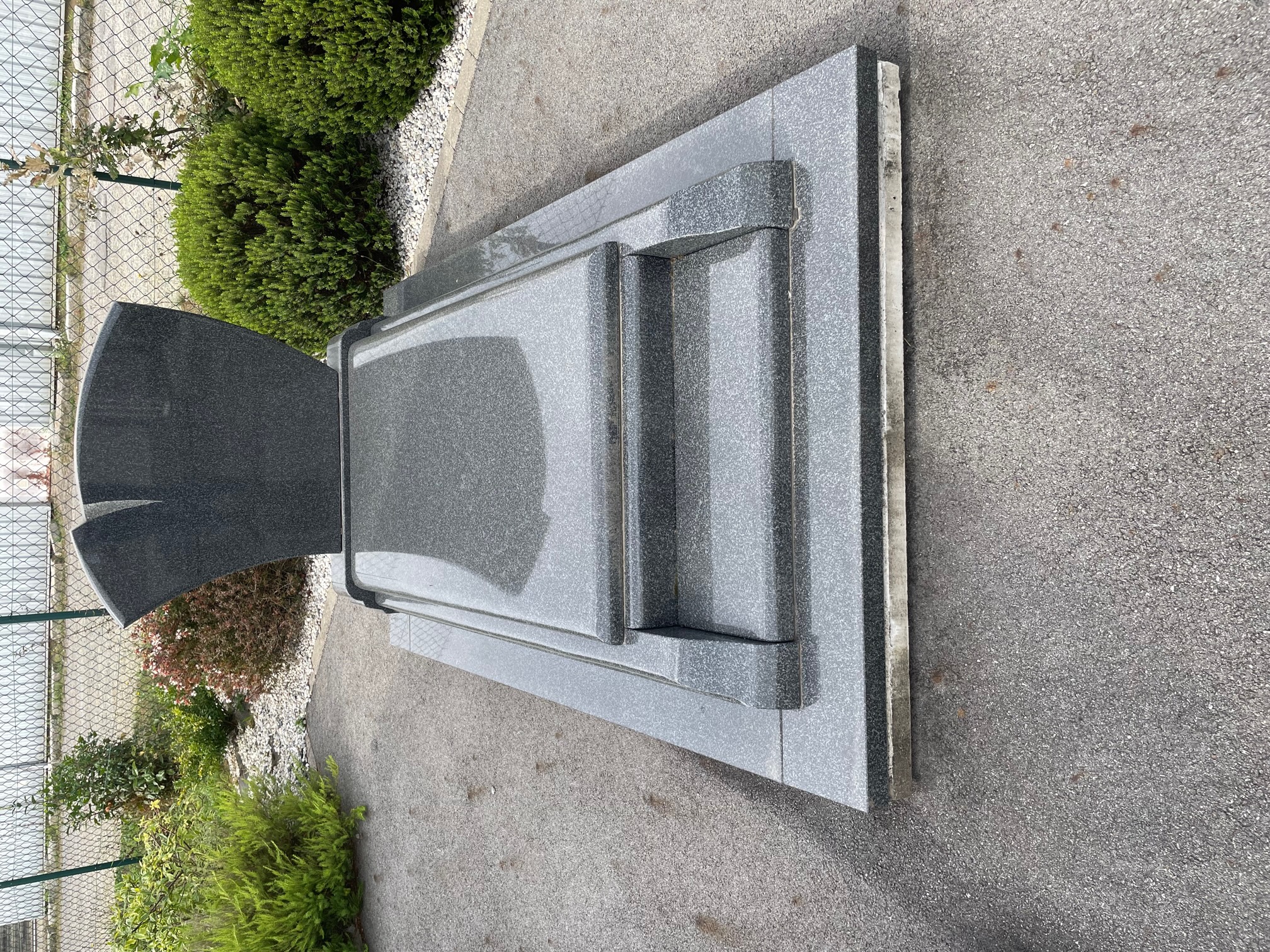 Monument fun&eacute;raire &mdash; Ch&acirc;teaugiron