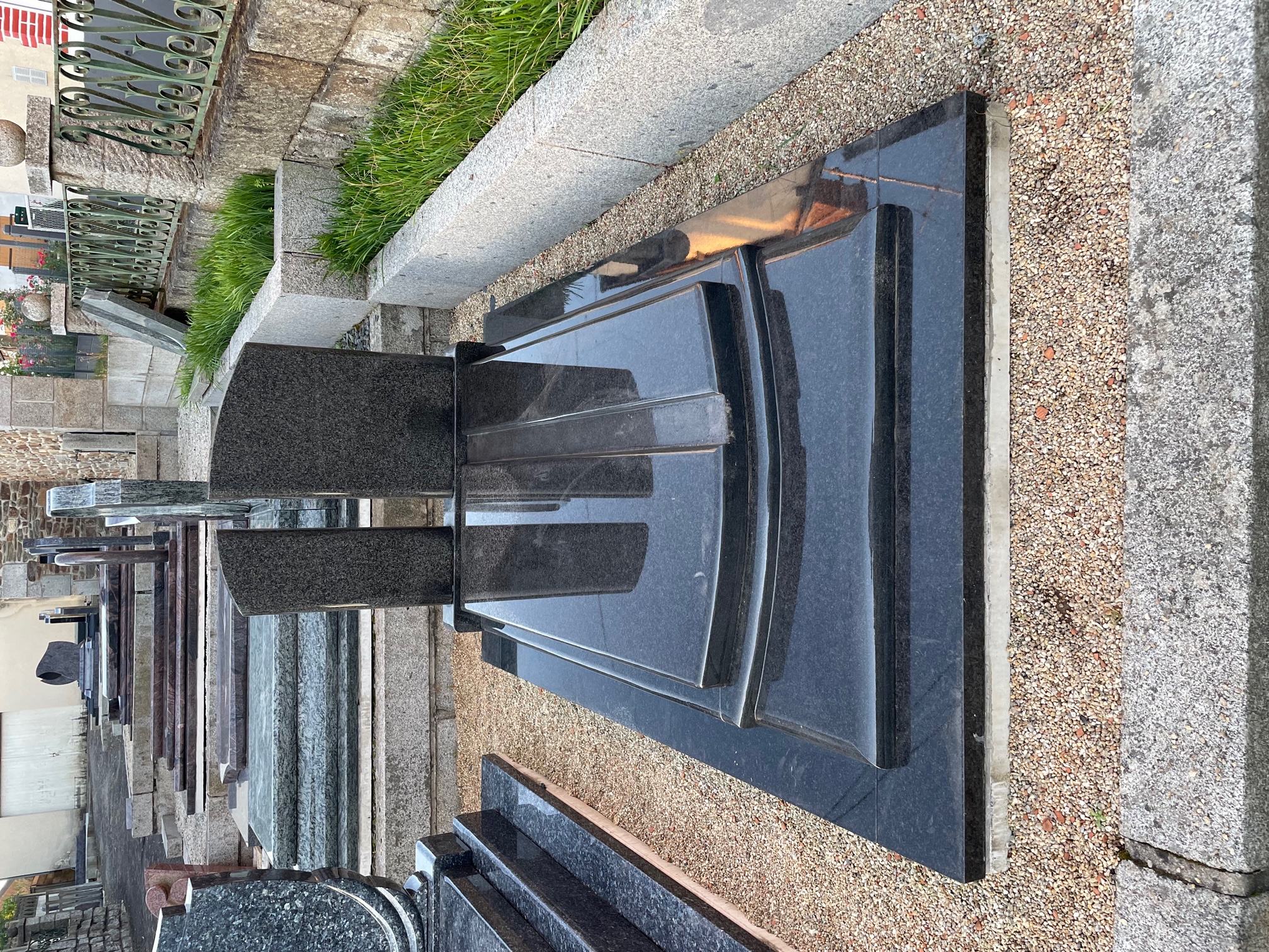 Monument fun&eacute;raire &mdash; La Guerche