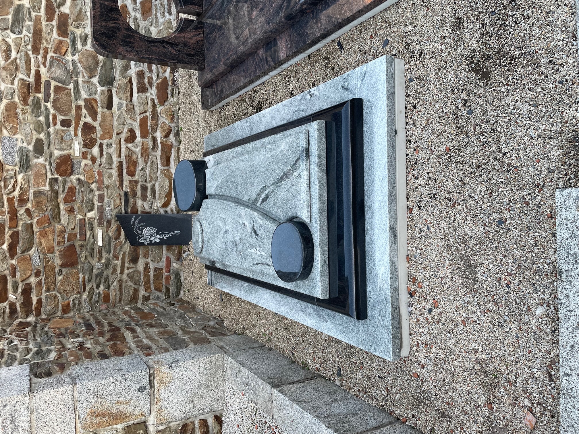 Monument fun&eacute;raire &mdash; La Guerche