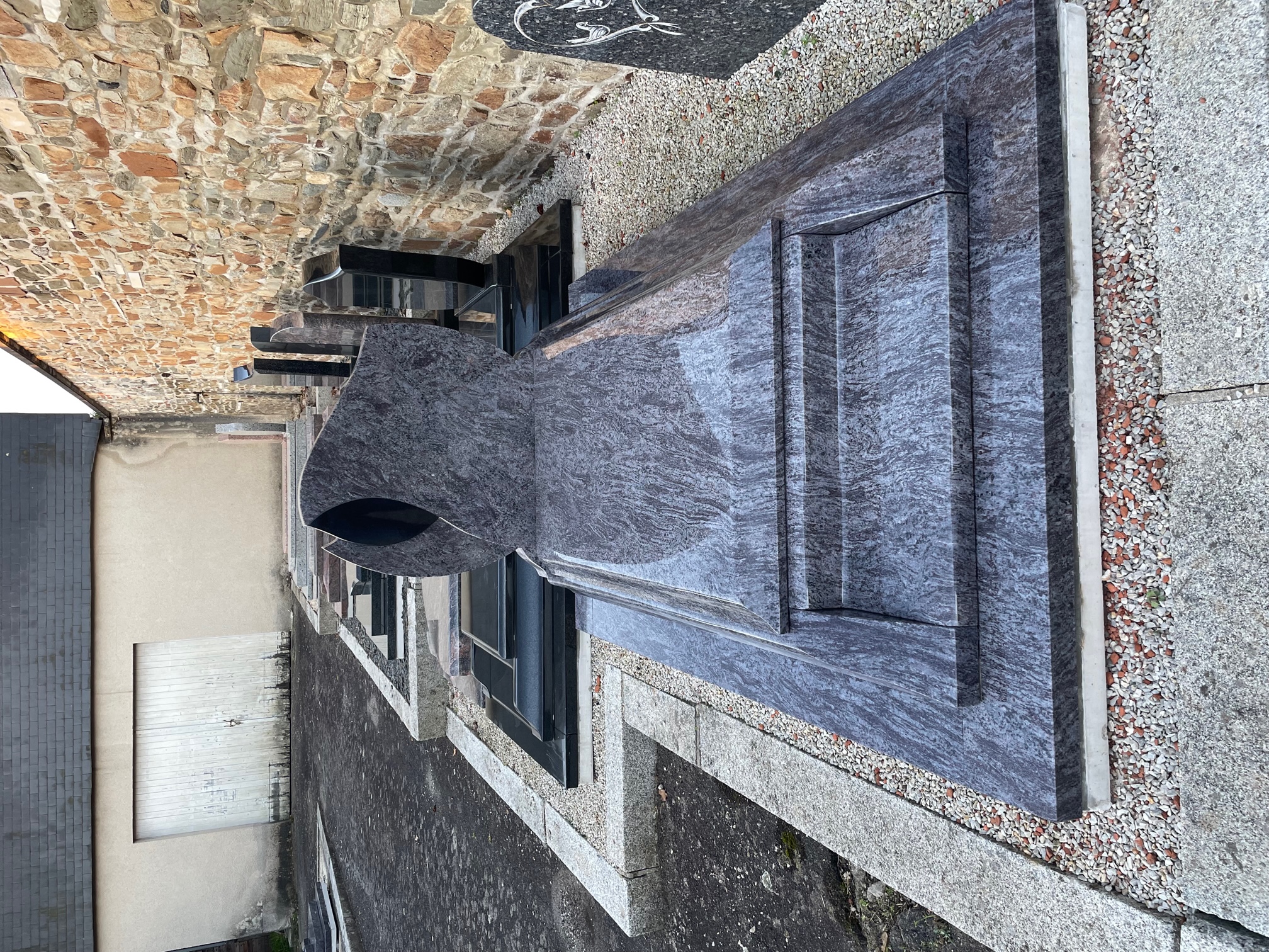 Monument fun&eacute;raire &mdash; La Guerche