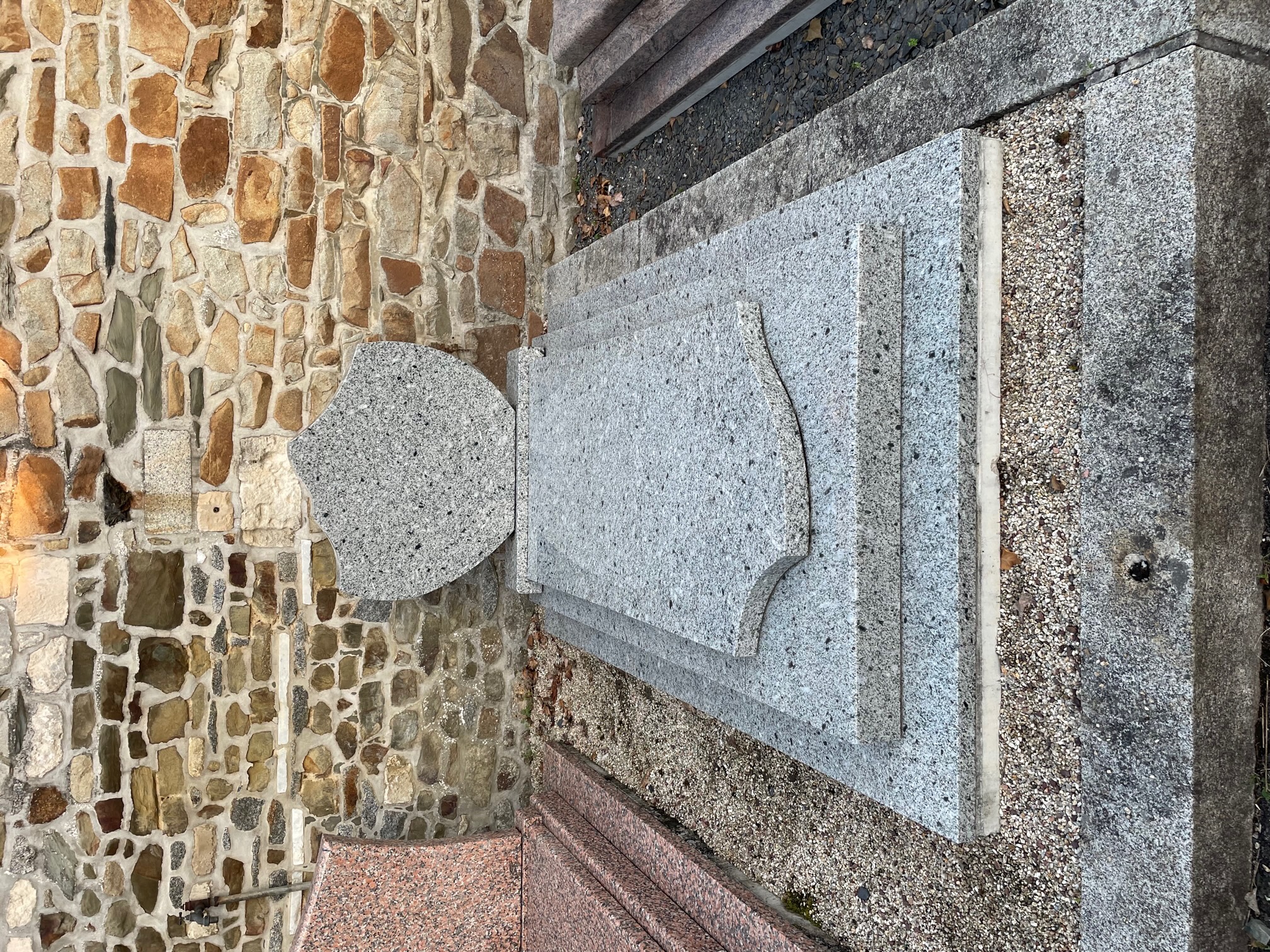 Monument fun&eacute;raire &mdash; La Guerche