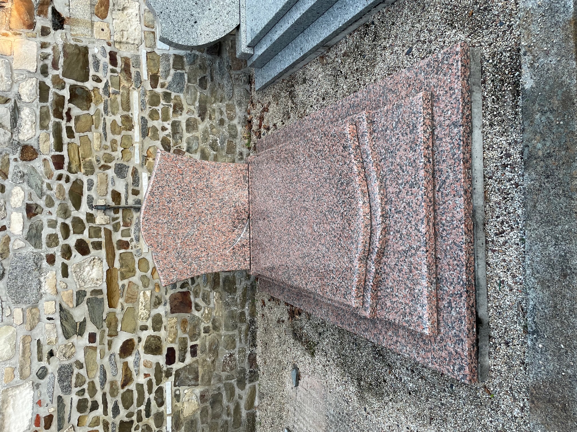 Monument fun&eacute;raire &mdash; La Guerche