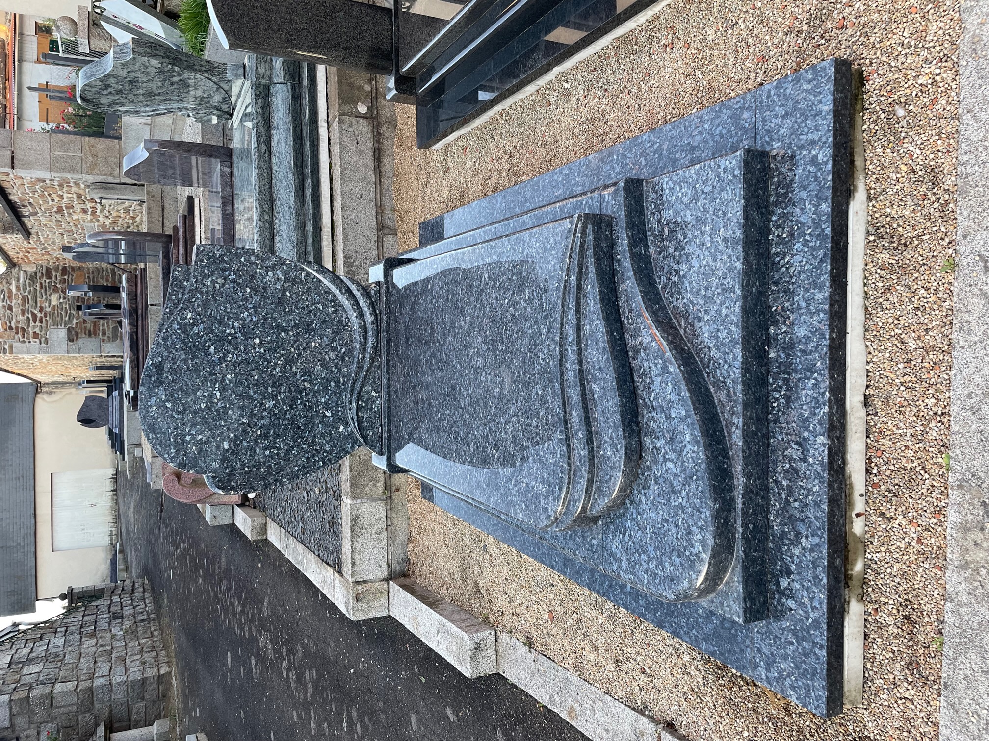 Monument fun&eacute;raire &mdash; La Guerche