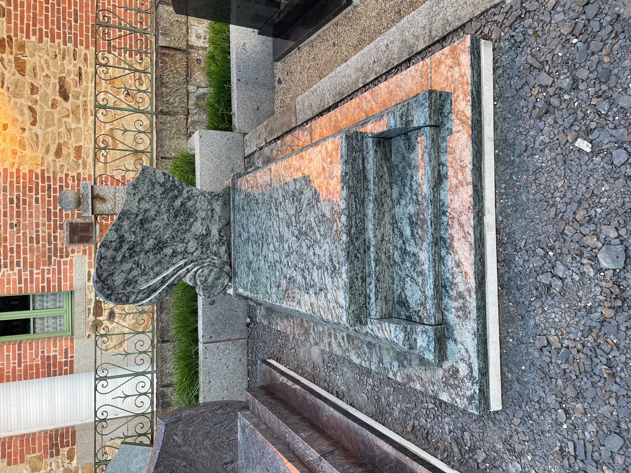 Monument fun&eacute;raire &mdash; La Guerche