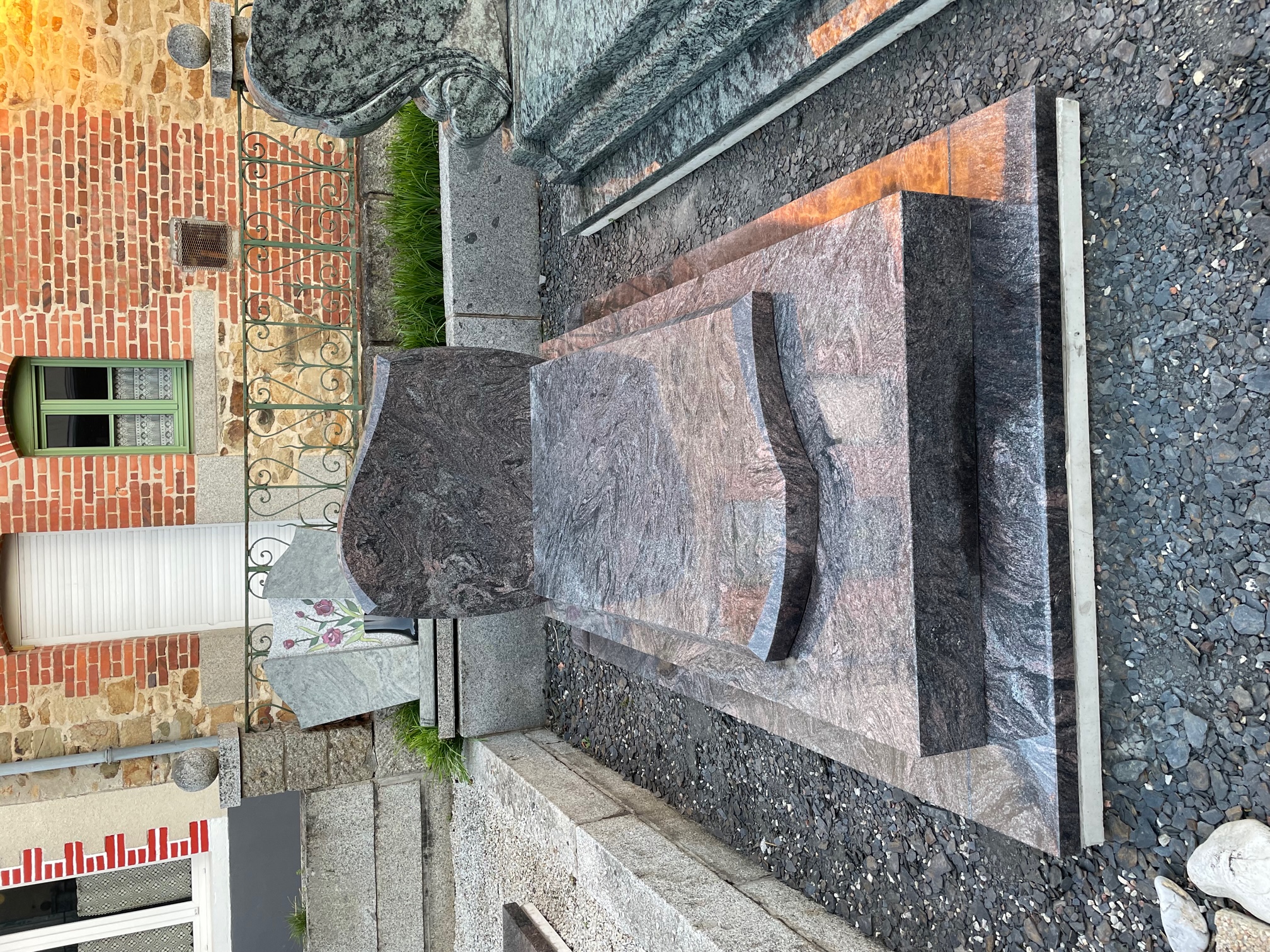 Monument fun&eacute;raire &mdash; La Guerche