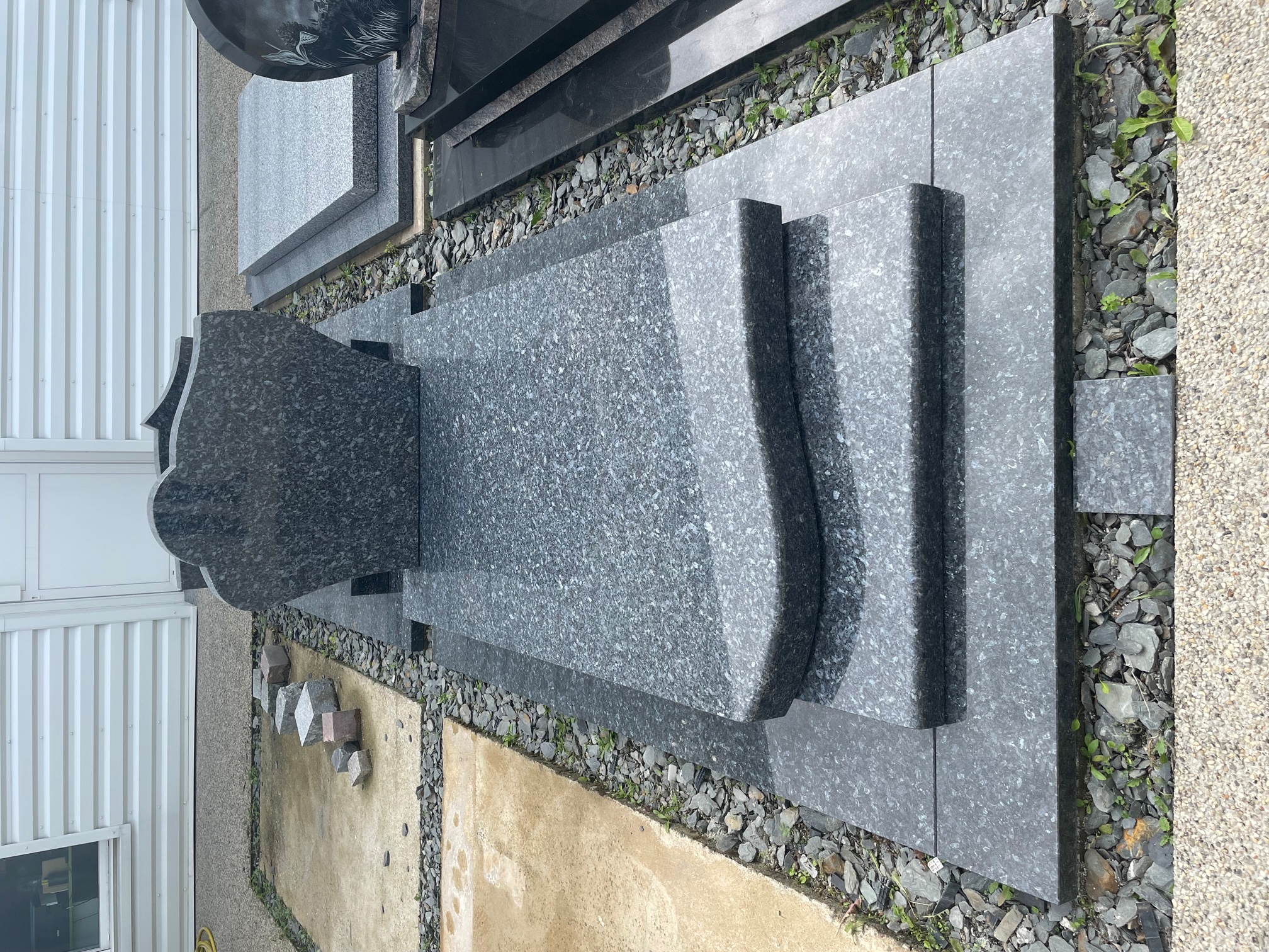 Monument fun&eacute;raire &mdash; Tint&eacute;niac