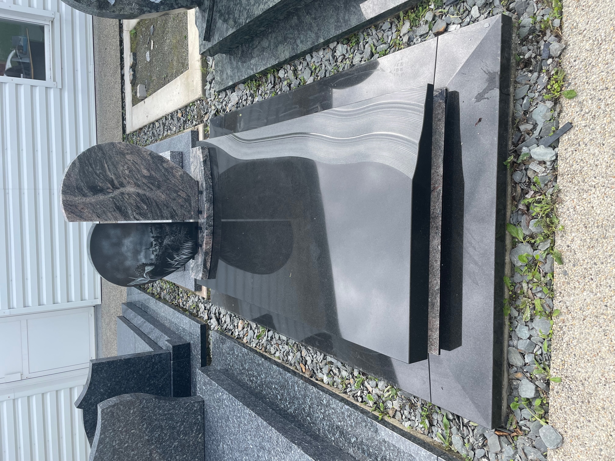 Monument fun&eacute;raire &mdash; Tint&eacute;niac